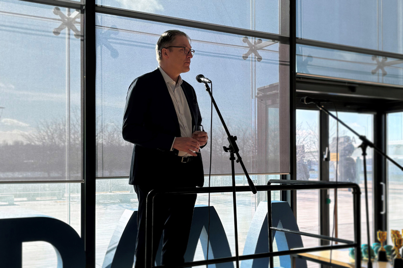 Risto Murto puhumassa lavalla aulatilassa