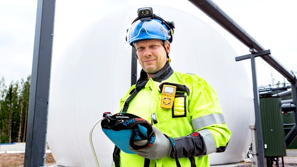 Prosessinhoitaja Sami Marttila työskentelee Mäntsälän uudessa biovoimalassa, joka jalostaa muun muassa kauppojen ja ravintoloiden ruokajätteistä sekä teollisuuden sivuvirroista uusiutuvaa energiaa ja kierrätysravinteita.